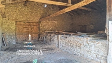 Maison à rénover avec grange en pierre, source et 7 000 m² de terrain - Saint Gervais Sous Meymont (63)
