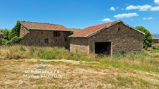 Maison à rénover avec grange en pierre, source et 7 000 m² de terrain - Saint Gervais Sous Meymont (63)