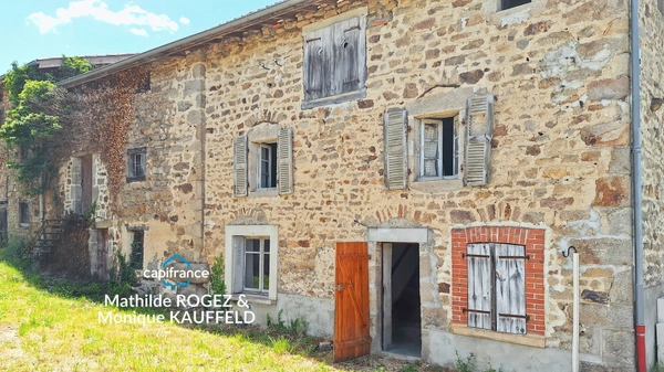 Maison à rénover avec grange en pierre, source et 7 000 m² de terrain - Saint Gervais Sous Meymont (63)