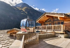 ULTRA-PREMIUM ALPINE COMPLEX of 3,500 m² in TIGNES (73) 5 Chalets, ski-in/ski-out access, view, swimming pool. 