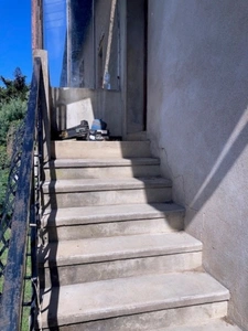 Dpt Rhône (69), à vendre proche de VILLEFRANCHE SUR SAONE  Idéal horticulture ou pension pour chevaux 