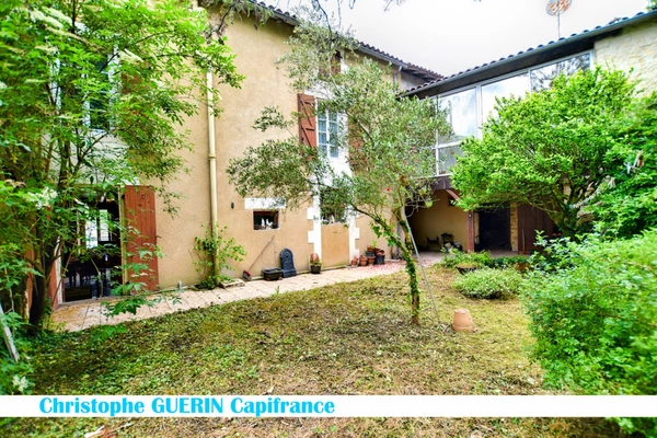 Dpt Charente (16), à vendre MONTIGNAC CHARENTE maison P9 de 230 m² - Terrain de 1 048,00 m² 