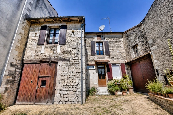 Maison de village avec grange, garage et fort potentiel d'évolution – Saint-Amant-de-Boixe