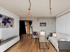 ANGERS proche du centre : Appartement T5 rénové avec 4 chambres, balcon filant, cave, ascenseur, gardien et tramway en bas