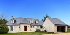 Maison de caractère entièrement rénovée – 212 m² sur parcelle de 2900 m2 – Écrin de verdure dans le centre de Mûrs-Érigné