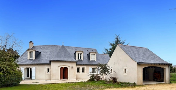 Maison de caractère entièrement rénovée – 212 m² sur parcelle de 2900 m2 – Écrin de verdure dans le centre de Mûrs-Érigné