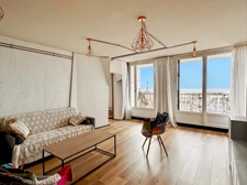 ANGERS proche du centre : Appartement T5 rénové avec 4 chambres, balcon filant, cave, ascenseur, gardien et tramway en bas