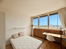 ANGERS proche du centre : Appartement T5 rénové avec 4 chambres, balcon filant, cave, ascenseur, gardien et tramway en bas