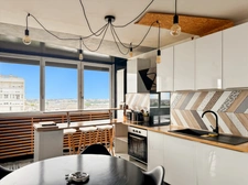 ANGERS proche du centre : Appartement T5 rénové avec 4 chambres, balcon filant, cave, ascenseur, gardien et tramway en bas