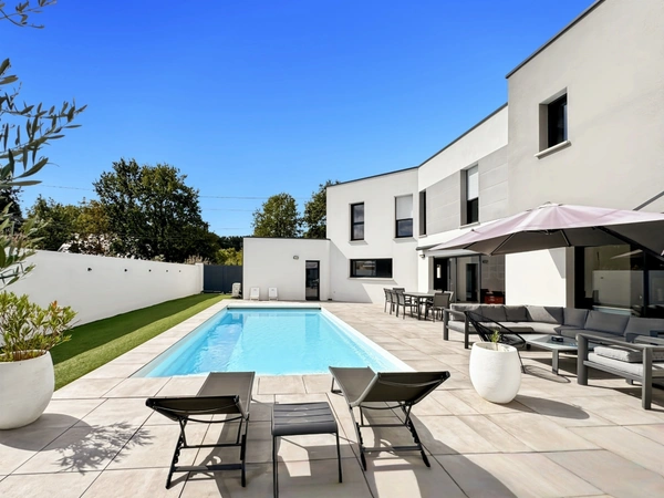SAINT-BARTHÉLEMY-D’ANJOU – PROPRIÉTÉ CONTEMPORAINE D’EXCEPTION – PISCINE – ESPACE BIEN-ÊTRE