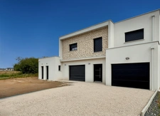 BRAIN SUR L'AUTHION : Belle maison contemporaine d'architecte avec vie de plain-pied, 4 chambres, garage et jardin. 