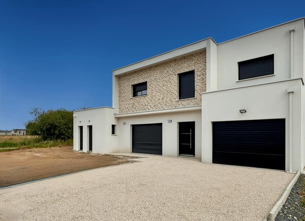 BRAIN SUR L'AUTHION : Belle maison contemporaine d'architecte avec vie de plain-pied, 4 chambres, garage et jardin. 
