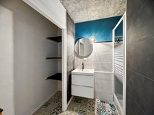 ANGERS proche du centre : Appartement T5 rénové avec 4 chambres, balcon filant, cave, ascenseur, gardien et tramway en bas