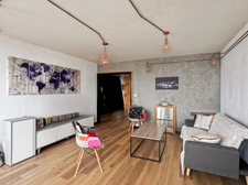 ANGERS proche du centre : Appartement T5 rénové avec 4 chambres, balcon filant, cave, ascenseur, gardien et tramway en bas