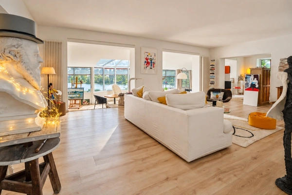 Vue carte postale sur la Maine : Maison atypique et appartement séparé de 300 m2 jouant sur les volumes, la lumière et les perspectives 