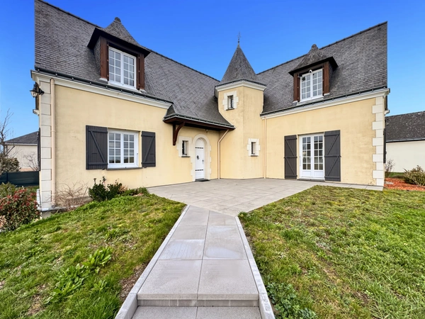 ✨ MÛRS-ERIGNÉ – Maison de caractère avec architecture atypique, vie de plain-pied et grand terrain
