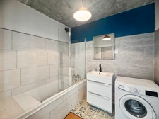 ANGERS proche du centre : Appartement T5 rénové avec 4 chambres, balcon filant, cave, ascenseur, gardien et tramway en bas