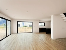 BRAIN SUR L'AUTHION : Magnifique maison contemporaine offrant 4 chambres, une vie de plain-pied, garage et jardin.