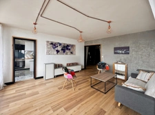 ANGERS proche du centre : Appartement T5 rénové avec 4 chambres, balcon filant, cave, ascenseur, gardien et tramway en bas