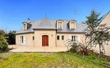 Maison de caractère entièrement rénovée – 212 m² sur parcelle de 2900 m2 – Écrin de verdure dans le centre de Mûrs-Érigné