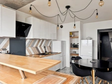 ANGERS proche du centre : Appartement T5 rénové avec 4 chambres, balcon filant, cave, ascenseur, gardien et tramway en bas