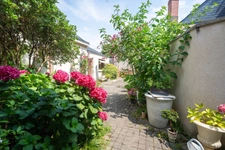 Postcard view of the Maine: Atypical house and separate 300 m2 apartment playing on volumes, light and perspectives 