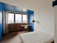 ANGERS proche du centre : Appartement T5 rénové avec 4 chambres, balcon filant, cave, ascenseur, gardien et tramway en bas