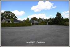 Domaine paysager reconnu avec parc floral, batiments et terres agricoles