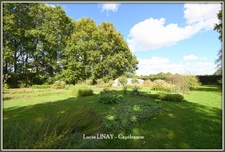 Domaine paysager reconnu avec parc floral, batiments et terres agricoles