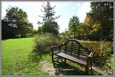 Domaine paysager reconnu avec parc floral, batiments et terres agricoles