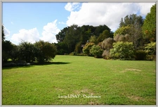 Domaine paysager reconnu avec parc floral, batiments et terres agricoles