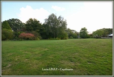 Domaine paysager reconnu avec parc floral, batiments et terres agricoles