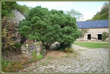 Domaine paysager reconnu avec parc floral, batiments et terres agricoles