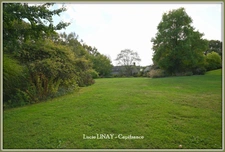 Domaine paysager reconnu avec parc floral, batiments et terres agricoles