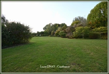 Domaine paysager reconnu avec parc floral, batiments et terres agricoles