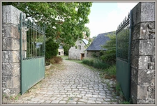 Domaine paysager reconnu avec parc floral, batiments et terres agricoles