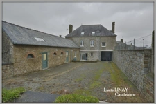 Maison de bourg sur grand terrain, avec dépendance