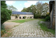 Domaine paysager reconnu avec parc floral, batiments et terres agricoles