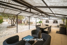 Maison lumineuse avec piscine et dépendance. Terrain de 1250 m²