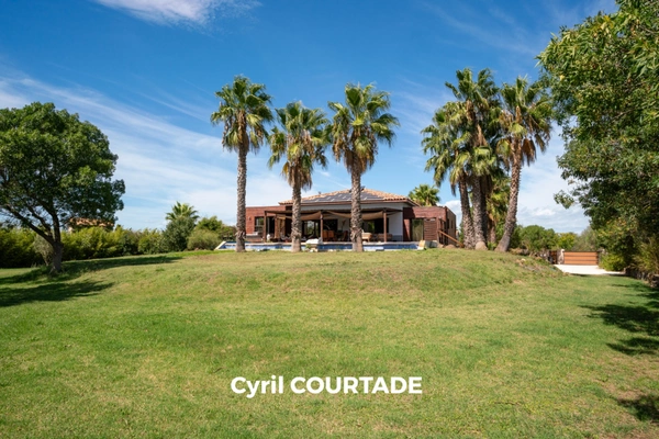 Le Grau d'Agde, Dpt Hérault (34), Propriété contemporaine de 222 m² avec piscine à débordement - Terrain de 2760 m²