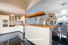 Maison lumineuse avec piscine et dépendance. Terrain de 1250 m²