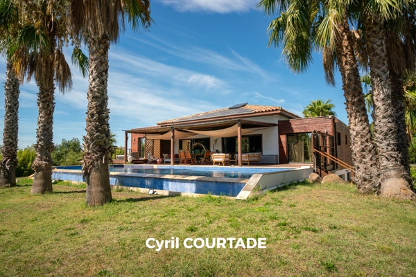 Le Grau d'Agde, Dpt Hérault (34), Propriété contemporaine de 222 m² avec piscine à débordement - Terrain de 2760 m²