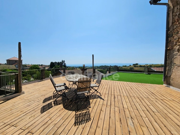 MAISON SPACIEUSE ET ATYPIQUE, 182M2 HABITABLES, 3 CHAMBRES, GRANDE TERRASSE AVEC VUE DÉGAGÉE et IMPRENABLE,10MIN DE L’AUTOROUTE, 1H DE LYON