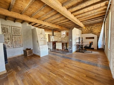 MAISON SPACIEUSE ET ATYPIQUE, 182M2 HABITABLES, 3 CHAMBRES, GRANDE TERRASSE AVEC VUE DÉGAGÉE et IMPRENABLE,10MIN DE L’AUTOROUTE, 1H DE LYON