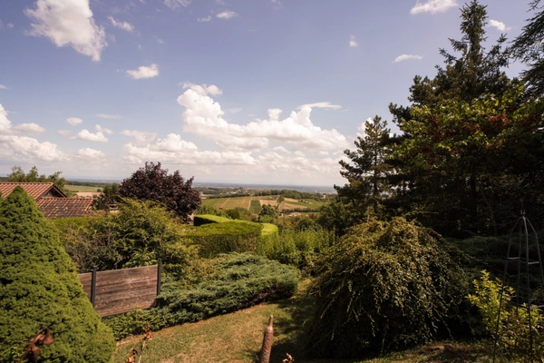 Dpt Saône et Loire (71), à vendre proche MACON maison P9 de 239m² - Terrain de 1600 m² -   