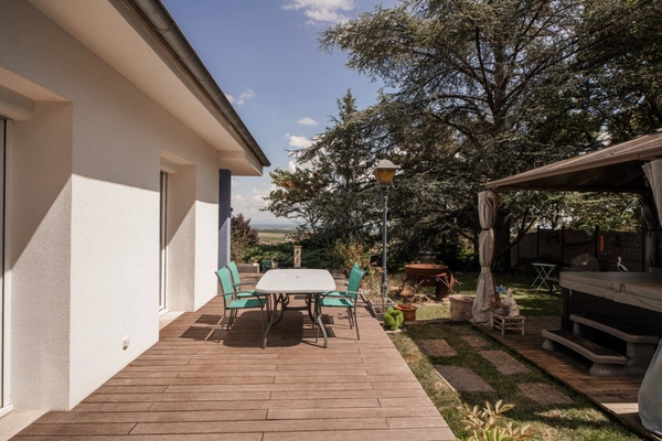 Dpt Saône et Loire (71), à vendre proche MACON maison P9 de 239m² - Terrain de 1600 m² -   