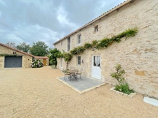 À vendre – Maison en pierre avec dépendances, bureau indépendant et terrain – MOUTIERS-SUR-LE-LAY (85320)