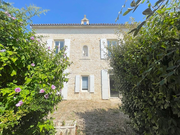 Ensemble immobilier mixte aux grands espaces : habitation & activité commerciale à Sainte-Radégonde-des-Noyers en VENDEE (85)