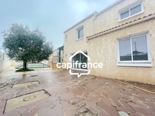 MAISON FAMILIALE DE 152 m2 AVEC PISCINE, GARAGE ET ESPACE INDÉPENDANT À DEUX PAS DE L'OCÉAN !