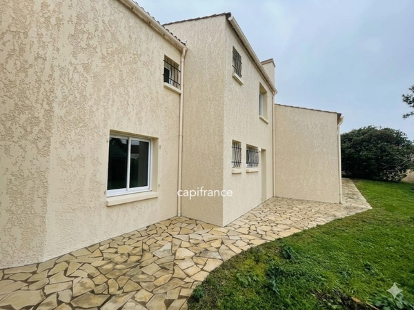 Maison 5 pièces avec piscine, appartement indépendant et garage – Station balnéaire prisée.